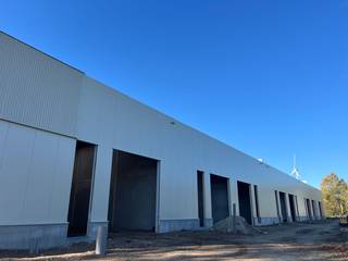 Duurzame KMO-unit van 820 m², samenvoegbaar tot een totale oppervlakte van 2.460 m², te koop.De site is strategisch gelegen vlak bij het...