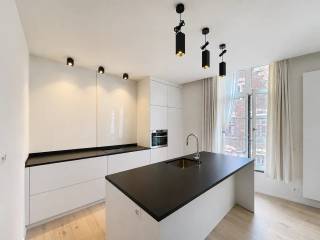 Dit prachtig appartement bevindt zich in het hart van Brugge, vlakbij de Kartuizerinnenkapel en op slechts 50 meter van de markt. Het gebouw dateert uit 2019 en combineert een moderne uitstraling met de charme van de binnenstad. Dankzij de uitstekende ligging geniet u hier van alle stedelijke voorzieningen binnen handbereik.<br /><br />Het appartement beschikt over twee ruime slaapkamers en een volledig afgewerkte badkamer met inloopdouche, dubbele lavabo en wc. De bewoonbare oppervlakte bedraagt 120 m², met een hoogwaardige afwerking en een exclusieve residentiële uitstraling, waaronder een stijlvolle parketvloer in de leefruimte. Hierdoor ontstaat een warme en uitnodigende sfeer, ideaal om tot rust te komen.<br /><br />Daarnaast behoort een ruime kelder tot het pand, wat extra opslagmogelijkheden biedt. <br />Dit appartement is een ideale combinatie van comfort, ruimte en locatie in het historische Brugge.<br /><br />* hoogstaande afwerking<br />* 50m van de markt<br />* totale oppervlakte 120 m2<br />* epc : Label B 132 kWh ( m2/ jaar )