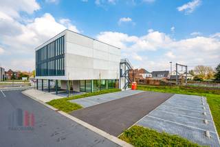 Fantastisch gelegen nieuwbouw kantoren met een oppervlakte van 309 m² te huur (en te koop) nabij de N36 te Lendelede.De lichtrijke kantoorruimte...