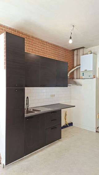 -= Interesse? Gelieve niet te bellen, maar via deze site te reageren, alvast bedankt! =-<br /><br />Deze studio op de 1ste verdieping is gelegen in de aangename Brederodewijk met tal van leuke restaurants in de buurt. De bereikbaarheid per auto is top en er is openbaar vervoer vlakbij. Onmiddellijk beschikbaar!<br /><br /><strong>Indeling</strong><br /><br />Leefruimte met open keuken, douche en toilet.<br /><br /><br /><strong>Extra</strong><br /><br />Eigen meter voor elektriciteit en gas.<br />Dubbele beglazing.<br />Vaste kosten: €35 voor water.<br />EPC-label: C.<br />3 maand huurwaarborg.<br />Plaatsbeschrijving: €220 (voor intrede en uittrede samen).<br /><br />Interesse? Gelieve niet te bellen, maar via deze site te reageren, alvast bedankt!