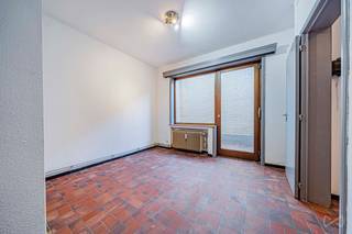 Proche du centre, et de la Place Nervienne, dans un immeuble résidentiel, espace de 35m² à aménager en studio comprenant 2 pièces de vie, un hall,...