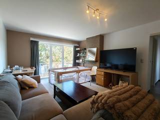 Dit verzorgd en instapklaar appartement is gelegen in Lokeren en bevindt zich op de eerste verdieping. <br />Bij het binnenkomen word je verwelkomd in een inkomhal die leidt naar de gezellige woonkamer. Aansluitend vind je een volledig ingerichte keuken. Het appartement beschikt over twee volwaardige slaapkamers en een badkamer met douche, badkamermeubel en toilet.<br /><br />Het appartement is voorzien van een berging en extra kelderberging op de gelijkvloers verdieping. Dankzij de aanwezige lift is het appartement bovendien vlot toegankelijk.<br /><br />Daarnaast is er zowel voor- als achteraan een terras aanwezig.<br /><br />De huurprijs bedraagt € 725 + € 75 vaste kosten per maand.<br />Dit appartement is beschikbaar vanaf oktober/2026<br /><br />Een ideale woonst voor wie comfort, ruimte en energiezuinigheid wil combineren op een centrale ligging.