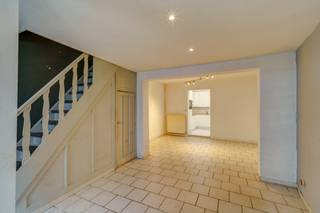 <p>Deze charmante rijwoning, gelegen in de Langhestraat 42 in het centrum van Mechelen, combineert een rustige ligging met de nabijheid van alle nodige voorzieningen. Winkels, scholen, openbaar vervoer en gezellige horecazaken bevinden zich op wandelafstand, waardoor dit de ideale uitvalsbasis is voor wie comfortabel wil wonen in de stad.</p><p></p><p>Bij het betreden van de woning komt u terecht in een gezellige leefruimte met aansluitend de keuken. Op het gelijkvloers bevindt zich eveneens de badkamer, die uitgerust is met een douche en toilet. Op de eerste verdieping zijn er twee volwaardige slaapkamers van respectievelijk 13 m² en 12 m², ideaal als slaap-, werk- of kinderkamer. Via de vaste trap bereikt u de zolderverdieping, waar een derde ruime kamer van 15 m² werd ingericht.</p><p></p><p>De woning wordt verwarmd met centrale verwarming op aardgas, wat zorgt voor een aangenaam en efficiënt wooncomfort. Dankzij de praktische indeling, de drie slaapkamers en de centrale maar rustige ligging, is deze woning uitermate geschikt als starterswoning of als investering.</p><p></p><p>Bent u op zoek naar een gezellige stadswoning in Mechelen? Dan is dit pand zeker een bezoek waard. Neem gerust contact op voor meer informatie of een bezichtiging.</p><p><br />✅ Drie slaapkamers<br />✅ Rustig gelegen in centrum Mechelen<br />✅ Ideaal als starterswoning of investering</p>