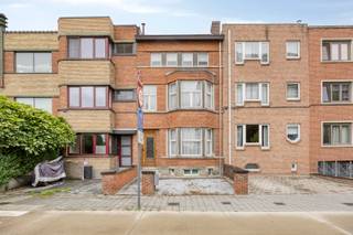 Ruime te renoveren woning met o.a. een bewoonbare oppervlakte van 180 m², 3 slaapkamers (4 mogelijk op zolder), hoge plafonds, voldoende parking...