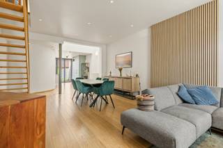 <p>In de rustige Herfstlei in Edegem, een doodlopende straat op een bijzonder centrale locatie, bevindt zich deze verrassend ruime en instapklare woning. Winkels, scholen en het openbaar vervoer liggen vlakbij. Ook de verbindingswegen richting Antwerpen en Brussel zijn vlot bereikbaar.</p>
<p>De woning onderging in 1998 een grondige metamorfose en werd zowel op de gelijkvloerse als op de eerste verdieping uitgebreid. Dankzij de doordachte architectuur, de vide en verschillende lichtkoepels geniet het interieur van een aangename natuurlijke lichtinval en een ruimtelijk gevoel.</p>
<h3>Indeling</h3>
<p>Via de inkomhal komen we in de gezellige woonkamer op parket. Verder bevinden zich op de gelijkvloerse verdieping een apart gastentoilet en een praktische wasruimte.</p>
<p>Achteraan ligt de ruime open keuken met eetplaats. De keuken is uitgerust met alle hedendaags comfort. Toestellen zijn recent vernieuwd.</p>
<p>De aangelegde tuin beschikt over een aangenaam terras met zonwering. Achteraan bevindt zich een uitzonderlijk ruime garage van maar liefst 35 m². De garage is volledig betegeld, voorzien van elektriciteit en gemakkelijk bereikbaar via een servitudeweg.</p>
<p>Op de eerste verdieping treffen we drie volwaardige slaapkamers van respectievelijk circa 12 m², 13 m² en 16 m². Drie lichtkoepels zorgen voor extra daglicht in de nachthal. De badkamer is ingericht met een ligbad, een badkamermeubel en een tweede toilet.</p>
<p>Op de eerste verdieping is bovendien een koudwaterkraan en afvoer voorzien, waardoor hier eveneens een wasmachine kan worden aangesloten.</p>
<p>Daarnaast beschikt de woning over een praktische bergzolder en een droge kelder van circa 20 m² met een hoogte van ongeveer 1,70 meter. In de kelder werd ventilatie geplaatst.</p>
<h3>Bijzonderheden</h3>
<ul>
<li>
<p>Rustige ligging in een doodlopende straat</p>
</li>
<li>
<p>Centrale ligging nabij winkels, scholen en openbaar vervoer</p>
</li>
<li>
<p>Grondige uitbreiding en renovatie uitgevoerd in 1998</p>
</li>
<li>
<p>Drie ruime slaapkamers</p>
</li>
<li>
<p>Conforme elektrische installatie</p>
</li>
<li>
<p>Dak volledig vernieuwd en geïsoleerd in 2025</p>
</li>
<li>
<p>Automatische lichtkoepel op zonne-energie</p>
</li>
<li>
<p>Koelkast en diepvriezer vernieuwd in 2024</p>
</li>
<li>
<p>Nieuwe vaatwasser geplaatst in 2026</p>
</li>
<li>
<p>Verwarmingsinstallatie van 2010</p>
</li>
<li>
<p>Extra aansluiting voor een wasmachine op de eerste verdieping</p>
</li>
<li>
<p>Binnengevelisolatie aan de straatzijde</p>
</li>
<li>
<p>10 cm vloerisolatie in de hoofdslaapkamer</p>
</li>
<li>
<p>Aangelegde tuin met terras en zonwering</p>
</li>
<li>
<p>Grote, betegelde garage van circa 35 m², voorzien van elektriciteit</p>
</li>
<li>
<p>Bergzolder en droge kelder van circa 20 m²</p>
</li>
<li>
<p>Ventilatie in de kelder</p>
</li>
</ul>
<p><strong>EPC: 209 kWh/m² per jaar</strong></p>
<p>Een ideale woning voor wie op zoek is naar ruimte, comfort en een rustige ligging in het centrum van Edegem.</p>