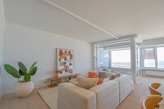 Exclusif – Appartement entièrement rénové avec vue frontale sur la mer<br /><br />Appartement exceptionnellement élégant entièrement rénové avec vue frontale sur la mer, d’une largeur de façade d’environ 6,5 mètres. L’appartement dispose de trois terrasses et a été fini avec des matériaux de haute qualité et un souci du détail.<br /><br />Disposition :<br />Hall d’entrée avec vestiaire et toilettes invités. Grand séjour lumineux avec vue panoramique sur la mer, comprenant un coin salon élégant et un espace salle à manger. Le séjour donne accès à une première terrasse intérieure à l’avant.<br /><br />La cuisine ouverte et élégante est entièrement équipée avec tout le confort moderne et est complétée par un pratique arrière-cuisine / buanderie.<br /><br />La chambre principale dispose de placards intégrés et d’une salle de douche spacieuse et luxueuse. À l’arrière se trouve une grande terrasse ensoleillée.<br /><br />Deuxième chambre complète avec placards intégrés et bureau, donnant sur une deuxième terrasse intérieure. Troisième chambre plus petite bénéficiant de lumière naturelle. Depuis toutes les chambres, on profite également d’une vue dégagée sur l’arrière-pays.<br /><br />Cave privative et local à vélos commun dans la résidence.<br /><br />Cet appartement est vivement recommandé grâce à sa large façade, sa magnifique vue panoramique sur la mer, ses finitions exceptionnelles et ses multiples terrasses.