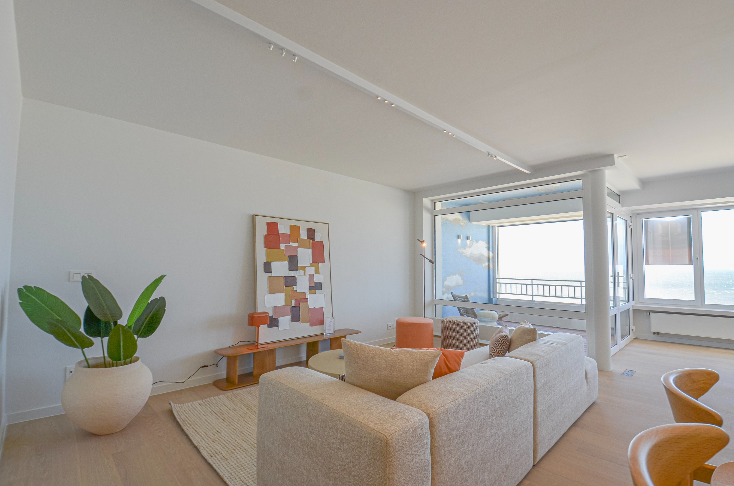 Exclusief – Stijlvol volledig gerenoveerd appartement met frontaal zeezicht. - foto 3