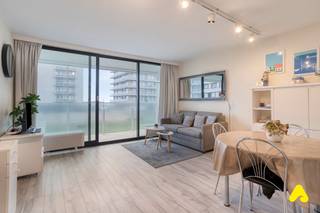 Vous cherchez un studio entièrement prêt à emménager avec un emplacement inégalé ? Découvrez ce bijou sur la Dynastielaan, juste en face de la plage, offrant une large terrasse et une vue frontale sur la mer spectaculaire ! Le studio est immédiatement habitable et constitue un investissement idéal, la propriété étant actuellement louée.<br />L'aménagement est optimisé :
<ul>
<li>Séjour spacieux avec coin repas et un coin nuit intégré de manière très subtile. </li>
<li>Cuisine séparée et fonctionnelle</li>
<li>Salle de bain avec douche à l'italienne, lavabo et toilettes.</li>
<li>Large terrasse qui vous offre une vue frontale phénoménale sur la mer ! (Parfait pour une table et des chaises longues).</li>
</ul>
Cet appartement est situé dans un immeuble avec pas de grosses charges communes, ce qui ajoute à son attrait en tant qu'investissement ou résidence secondaire.<br /><br /><u><strong>ATOUTS:</strong></u>
<ul>
<li>Vue frontale sur la mer et directement sur la digue</li>
<li>Entièrement prêt à emménager et immédiatement disponible</li>
<li>Large terrasse avec espace pour le mobilier</li>
<li>Pas de grosses charges communes</li>
<li>Coin nuit intégré et cuisine séparée et fonctionnelle</li>
</ul>