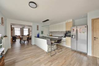 <p><strong>Recent gerenoveerd gelijkvloers appartement met tuin en ruime garage/magazijn</strong></p><p><strong></strong></p><p>Dit recent gerenoveerde gelijkvloers appartement bevindt zich in een kleinschalig appartementsgebouw en combineert hedendaags comfort met een praktische indeling. Dankzij de grondige renovatie geniet u hier van een lichtrijke leefomgeving, moderne afwerkingen en aangename buitenruimte.</p><p></p><p>Het appartement heeft een bewoonbare oppervlakte van ca. 105 m². U komt binnen in de ruime living, waar de grote raampartijen zorgen voor een mooie lichtinval. De open haard brengt extra sfeer en gezelligheid in de leefruimte. Aansluitend bevindt zich de open keuken met kookeiland, ideaal voor wie houdt van een open en functionele woonbeleving.</p><p></p><p>Verder beschikt het appartement over een vernieuwde badkamer en een ruime slaapkamer van ca. 15 m², die voldoende plaats biedt voor een volwaardige slaapkamerinrichting.</p><p> </p><p></p><p></p><p>Een belangrijke meerwaarde is het exclusieve gebruik van de oprit, de achterliggende zuidgerichte tuin en het ruime magazijn/garage van ca. 50 m². Deze extra ruimte biedt tal van mogelijkheden, zowel voor stockage, hobby, atelier als garagegebruik. Bovendien beschikt het appartement over eigen zonnepanelen en aparte tellers voor gas, elektriciteit en water.</p><p> </p><p></p><p></p><p><strong>Locatie</strong></p><p></p><p>Het appartement is gunstig gelegen met een vlotte bereikbaarheid. Winkels, scholen, openbaar vervoer en belangrijke invalswegen bevinden zich in de nabije omgeving. Hierdoor woont u hier rustig en praktisch, met alle dagelijkse voorzieningen binnen handbereik.</p><p> </p><p></p><p></p><p><strong>TROEVEN</strong></p><p>+ Recent gerenoveerd gelijkvloers appartement</p><p>+ Eigen zonnepanelen en aparte tellers voor gas, elektriciteit en water</p><p>+ Ruime garage/magazijn van ca. 50 m²</p><p>+ Privatieve zuidgerichte tuin en exclusief gebruik van de oprit</p><p>+ EPC-label C en elektriciteit conform AREI-wetgeving</p><p>+ Asbestveilig attest<br /> </p>