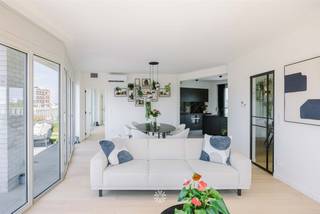<p><span>GENT - </span><span>Exclusieve penthouse met royaal terras van 113 m²  in nieuwe, groene ontwikkeling nabij het centrum van Gent</span></p><p><span> </span></p><p><span>Op de bovenste verdieping van een architecturaal gebouw (2023) kan u deze energieneutrale penthouse met airco terugvinden. </span></p><p><span>Het uitzondelijke terras volledig rondom het appartement biedt uitzicht over het park en de stad. Hier kan u genieten van 360° privacy.</span></p><p><span>De Tondeliersite is een volledige ontwikkeling waarbij je woont in een park nabij het hart van Gent. Dit duurzaam nieuwbouwproject combineert slimmer wonen met meer genieten. </span></p><p><span>Gunstig gelegen nabij belangrijke invalswegen en openbaar vervoer met vlotte verbindingen naar het centrum van Gent.</span></p><p><span> </span></p><p><span>Troeven</span></p><ul><li><span>Ruime leefruimte met grote raampartijen, hoge plafonds en parket</span></li><li><span>Uitzonderlijk terras van 113 m² met alle oriëntaties rondom het appartement </span></li><li><span>Zonnescreens, zonnepanelen en airco's via warmtepomp voor maximaal leefcomfort</span></li><li><span>Warmtenet + vloerverwarming </span></li><li><span>Zeer energiezuinig (BEN appartement)</span></li><li><span>Ondergrondse staanplaats met individuele laadpaal </span></li><li><span>Recent gebouw van 2023 </span></li><li><span>Kwalitatieve keuken voorzien van alle comfort en toestellen</span></li><li><span>Fietsenberging met 3 individuele plaatsen</span></li><li><span>Vlotte verbinding naar het centrum, winkels en openbaar vervoer</span></li><li><span>2 slaapkamers en 2 badkamers</span></li></ul><p><span> </span></p><p><span>Indeling:</span></p><p><span>Gelegen op de vierde verdieping en toegankelijk met de lift komt u het appartement binnen via de inkomhal met apart toilet. Aansluitend gaat u via de stalen deur richting de lichtrijke leefruimte. De op leefruimte geeft toegang tot het groot terras aan de voorzijde van 85 m² en geniet van een adembenemend uitzicht. De volledig uitgeruste leefkeuken met kwalitatieve toestellen en massieve natuursteen grenst aan een praktische berging en een extra terras van 26 m².</span></p><p><span>Verder zijn er twee slaapkamers, waarbij de eerste beschikt over een eigen badkamer en extra kastruimte. De 2e slaapkamer geniet bijkomend van extra veel lichtinval en een aparte 2e badkamer. Tot slot beschikt het appartement over een gemeenschappelijke fietsenberging en een ondergrondse staanplaats met laadpaal.</span></p><p><span> </span></p><p><span>Belangrijk: </span></p><p><span>Richtprijs: €960.000 + 40.000 euro (autostaanplaats) </span></p><p><span>EPC label: A+ </span></p><p><span>Bezoekdag woensdag 15/07 tussen 16u en 18u</span></p><p><span> </span></p><p><span>Neem contact op met Axel Lenaerts Makelaars voor een bezoek via <span>hannelore@axellenaerts.be</span></span><span> of 09/245 24 24</span></p><p><span> </span></p>