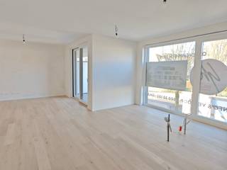 Residentie Les Moineaux is een nieuwbouwproject centraal gelegen tussen de Zeedijk en de winkelstraat van Koksijde-Bad. De moderne uitstraling van het gebouw komt volledig tot zijn recht in het straatbeeld. Alle appartementen zijn bijna energie neutraal en worden geothermisch verwarmd.<br /><br />Het appartement bevindt zich op het eerste verdiep en werd op plan ingedeeld als volgt:<br />Inkom, apart toilet, badkamer, 2 slaapkamers, leefruimte met open keuken en berging, 1 terras.<br /><br />Verplicht aan te kopen staanplaats en kelderberging, niet in de prijs inbegrepen.<br /><br />Oppervlakte appartement: 89 m²<br />Oppervlakte terras: 6 m²