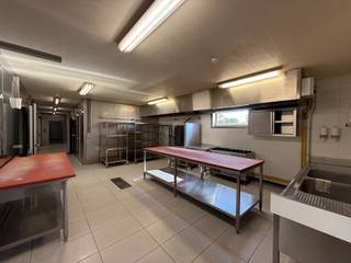 Deze unieke eigendom combineert een moderne woning met volledig ingerichte professionele ruimtes en biedt tal van mogelijkheden voor wie wonen en werken wil combineren. Ideaal voor voedingsgerelateerde beroepen (traiteur, marktkramer, beenhouwer, …), maar dankzij de flexibele indeling ook geschikt voor andere activiteiten.<br /><br /><strong>Woning (245 m² bewoonbare oppervlakte):</strong><br />Inkomhal met gastentoilet, ruime living en volledig ingerichte keuken, slaapkamer en badkamer op het gelijkvloers, kelder en 2 bergruimten, op de verdieping: 3 slaapkamers, badkamer en apart toilet, afgewerkt met hoogwaardige materialen en voorzien van alle moderne technieken.<br /><br /><strong>Professionele ruimtes (± 258 m²):</strong><br />Ingerichte winkel met koeltoog, koeling, airco en berging<br />Werkatelier met 2 koelcellen, diepvriesruimte, warme en koude keuken<br />Afwaslokaal met industriële vaatwasser, refter en aparte sanitaire voorzieningen<br />Magazijn van 92 m² met 2 hoge elektrische poorten<br />Ruime zolder van 258 m², ideaal als extra stockageruimte<br /><br /><strong>Technieken &amp; Comfort</strong><br />Vloerverwarming, 42 zonnepanelen en zonneboiler, camerabewaking en alarmsysteem, professionele waterontharder, basis domotica en uitstekende energiescore<br /><br />Contacteer Henry Van Tornhout voor bijkomende inlichtingen of een vrijblijvend plaatsbezoek via +32 474 13 37 93 of via henry@kmovastgoed.be