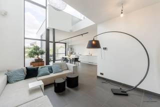 Deze instapklare woning werd met zorg én oog voor detail vernieuwd en combineert hedendaags wooncomfort met een praktische indeling.Bij het...