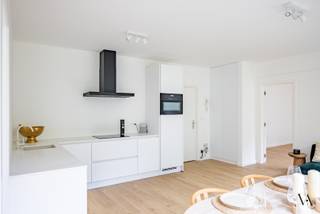 Op de tweede verdieping van een verzorgd gebouw, op een absolute toplocatie in Leuven, bevindt zich dit lichtrijke hoekappartement met twee slaapkamers. Je woont hier in het hart van de stad, op korte afstand van het station, UZ Gasthuisberg en tal van winkels, restaurants en andere voorzieningen.<br /><br />Het appartement werd in 2026 gerenoveerd en is volledig instapklaar. De aangename leefruimte baadt in het licht dankzij de grote raampartijen en de gunstige oriëntatie. De nieuwe, volledig uitgeruste keuken sluit mooi aan bij de leefruimte. Verder beschikt het appartement over twee volwaardige slaapkamers en alle nodige comfort.<br /><br />Ook op energetisch vlak zit je hier goed: het appartement beschikt over een gunstig EPC B en een conforme elektrische installatie.<br /><br />Als extra troef is er een inpandige fietsenstalling aanwezig in het gebouw en zijn er autostaanplaatsen voor de bewoners.<br /><br />Dankzij de combinatie van licht, ruimte, een recente renovatie en een uitstekende ligging is dit appartement een mooie opportuniteit voor zowel eigen bewoning, studerende kinderen als investering.<br /><br />Interesse? Contacteer ons voor een bezoek ter plaatse.