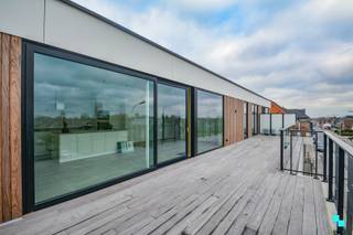 Dit recent appartement is gelegen op de tweede verdieping van de kleinschalige residentie 'De Molenwalle' in het hartje van de wijk Bosmolens op wandelafstand van alle winkels en voorzieningen (bakker, slager, vishandel, apotheek, bank, buurtwinkel, etc.) én op ca. 300m van het provinciaal domein Wallemote-Wolvenhof. Erg goede bereikbaarheid door de nabijheid van diverse invalswegen (Rijksweg/oprittencomplex E403). Het appartement beschikt over een bewoonbare oppervlakte van ca. 73 m² (volgens EPC-attest) en heeft volgende indeling: inkomhal met ingebouwde vestiairekast, gastentoilet, berging met aansluiting wasmachine, ruime leefruimte met open geïnstalleerde keuken (voorzien van koelkast, oven, microgolfoven, keramische kookplaat, dampkap, spoelbak en vaatwasmachine), één slaapkamer met aansluitend badkamer voorzien van inloopdouche en lavabomeubel. Het appartement heeft als grootste troef het zeer ruim (48,25 m²) zuidoost-georiënteerd terras. | Exclusief garagebox à 30.000 euro en inclusief bergruimte in de gemeenschappelijke hal | Lift | CV op aardgas (vloerverwarming) | 7 zonnepanelen | Vloerverwarming. Contacteer ons voor meer informatie.