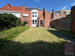 Ontdek deze ruime (337m² bruikbaar vloeroppervlak!) en multifunctionele eigendom die perfect kan dienen als gezinswoning, combinatie wonen/werken...