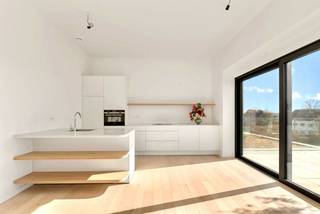 Schrijf je in voor de opendeur! 12 november: 15u-17u en 15 november: 9u-11u! ENERGIEZUINIG APPARTEMENT, afgewerkt met zeer kwalitatieve materialen. Kopen aan 6% btw mogelijk (mits voldoen aan de voorwaarden). Grote terrassen, hoge plafonds, luxe materialen, warmtepomp. Onmiddellijk instapklaar. Indeling: inkom met stalen deur, apart toilet, berging, luxe keuken, ruime gezellige lichtrijke leefruimte, geïnstalleerde badkamer, keuze uit 1 of 2 slaapkamers. Groot terras. Goedgelegen aan de kliniek van Waregem! Prijzen vermeld op de website zijn exclusief kosten. Meer informatie en/of bezoek na afspraak; Immo Beguin - info@immobeguin.be