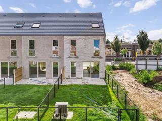 Welkom in Bruyelhof, een moderne en kindvriendelijke woonwijk waar rust, comfort en veiligheid centraal staan. Deze stijlvolle nieuwbouwwoning met...