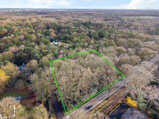 <strong>Exclusieve villagrond (+/- 5.000 m²) te Kapellen</strong><br /><br />Het perceel heeft een mooie oppervlakte van ca. 5.000 m2, een straatbreedte van 50m en een diepte van 100m en beschikt over een prachtig bomenbestand en veel privacy.<br /><br />De ligging is residentieel, in de nabijheid van diverse natuurgebieden zoals tussen het centrum van Maria-ter-Heide en Kalmthout. Maar ook centraal in de nabijheid van openbaar vervoer en snelwegen. Een prachtige en groene omgeving!<br /><br /><br />Voor meer informatie en vragen kan u steeds terecht bij de gemeentelijke dienst Vergunningen via ruimte@kapellen.be of 03 660 66 04 of aan de balie Ruimte &amp; Wonen.<br /><br />Heeft u interesse in deze bouwgrond? Contacteer ons gerust op het nummer 03 337 50 70 of via info@vbvastgoed.be.<br /> 