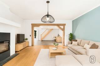 TE KOOP: LICHTRIJKE VILLA MET TUIN, OPRIT EN GARAGE IN HET HART VAN LOCHRISTIIn de Kasseitje in Lochristi, vlak bij de N70, vind je deze stijlvolle...