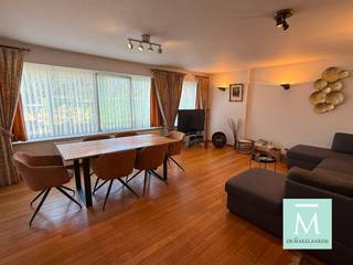 <p><span>Ruim duplexappartement met 3 slaapkamers nabij het Vrijbroekpark</span></p><p><span>Op een rustige en groene locatie in Mechelen-Zuid, op wandelafstand van het prachtige Vrijbroekpark, bevindt zich dit ruime duplexappartement met 3 slaapkamers.</span></p><p><span>Via de inkomhal kom je in de lichtrijke woonkamer, waar grote raampartijen zorgen voor een aangename lichtinval. De woonkamer beschikt bovendien over een zonnescreen. Aansluitend bevindt zich de comfortabele keuken, evenals een extra ruimte die momenteel is ingericht met een ingebouwde dressing.</span></p><p><span>Op de tweede verdieping bevinden zich drie slaapkamers. De achterste slaapkamer geeft toegang tot een gezellig terras. Naast de slaapkamer aan de voorzijde is er nog een aparte technische ruimte. De badkamer is uitgerust met een bad, lavabo en toilet.</span></p><p><span>Het appartement beschikt daarnaast over een private kelderberging en er is een gemeenschappelijke fietsenstalling aanwezig.</span></p><p><span>Het appartement maakt deel uit van een kleinschalig gebouw, waardoor de gemeenschappelijke kosten beperkt blijven tot 25 per maand.</span></p><p><span>Interesse in een bezoek? Contacteer ons dan snel via 015 20 20 82 of <span>info@demakelaardij.be</span></span><span>.</span></p>