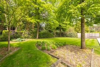 <p>Een unieke villawoning in een oase van rust? <br /><br />Een wandeling in het Zoerselbos, met de fiets naar het dorp en toch dichtbij de snelweg naar Antwerpen? Dan is dit de woning van uw dromen!<br />Deze villa is ontworpen door Architect Jan Aerts, zorgzaam zoekt hij naar de harmonie tussen vormen en materialen die elke woning zijn eigen uniek karakter bezorgen.<br /><br />De lichtrijke leefruimte met apart bureel sluit naadloos aan op de westelijk georiënteerde tuin met zwembad en tuinkamer.<br />De vernieuwde keuken is voorzien van alle toestellen. Verder bevindt zich op de begane grond een badkamer met inloopdouche, wasplaats en dubbele garage.<br />Door de doordachte indeling kan u de 1ste verdieping met 4 slaapkamers eenvoudig naar smaak inrichten waarbij u makkelijk 1 slaapkamer kan ombouwen tot dressing. De 2de badkamer kan met enkele eenvoudige ingrepen vernieuwd worden tot een prachtige douchekamer. De bovenste verdieping heeft nog een extra kamer die naar wens kan worden ingedeeld.<br /><br />De riante onderhoudsvriendelijke tuin met prachtig terras, stijlvolle tuinkamer en zwembad biedt alle rust en privacy die u zich kunt wensen. Hier kan u na drukke dag nog lang genieten van een zomerse dag door zijn gunstige oriëntatie.<br /><br />Troeven in de kijker:<br />- Gunstig EPC: 160<br />- Zwembad met warmtepomp<br />- Gelijkvloers volledig gerenoveerd in 2010<br />- Zonnepanelen (6.800 Kwh) met tuinbatterij 10 Kw<br />- Zonneboiler<br /><br />Bel Flor Vastgoed voor een afspraak ter plaatse om het potentieel van deze woning te bekijken op 03/283 62 43!</p>