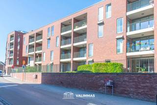 VALIMMAS verkoopt deze centraal gelegen assistentiewoning/serviceflat (± 70m²) met mooi terras, een kelderbergingen en optioneel een...