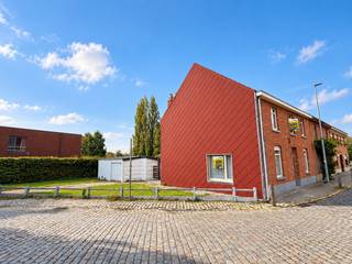 In het centrum van Wakkerzeel, met de school en de bakker om de hoek, vindt u deze verzorgde woning met een verrassend ruim interieur. De grote kamers, uitbreidingsmogelijkheden en praktische buitenruimte vormen een mooie basis voor een gezellige gezinswoning.<br />Op het gelijkvloers beschikt de woning over een ruime eetkamer met aansluitend salon, een ingerichte keuken en een badkamer met bad, lavabo, toilet en aansluitingen voor de wasmachine.<br />De eerste verdieping telt vier ruime kamers. Via twee vaste trappen bereikt u bovendien twee zolderruimtes die mogelijkheden bieden voor bijkomende kamers. Dankzij de beschikbare ruimte behoort ook de inrichting van een badkamer op de verdieping tot de mogelijkheden, met behoud van voldoende slaap- en leefruimte.<br />Buiten geniet u van een overdekt terras, een ruime tuinberging en een grote garage met automatische poort. Er zijn eveneens voldoende parkeermogelijkheden.<br />Deze woning werd steeds netjes onderhouden en kan met enkele gerichte ingrepen uitgroeien tot een knusse thuis. Een mooie kans voor wie op zoek is naar ruimte en potentieel op een centrale locatie in Wakkerzeel.