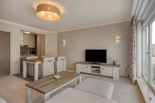 In de Hertstraat te Koksijde-Bad vinden we dit appartement (70 m²) met 2 slaapkamers te koop. Het appartement werd in 2013 volledig gerenoveerd en is zeer centraal gelegen vlakbij alle winkels, horeca en het strand. Zoek je immo in Koksijde? Lees dan zeker verder. INDELING:> Eerste verdieping:- inkomhal met ruimte voor vestiaire;- lichtrijke leefruimte; - keuken voorzien van inductiekookplaat, dampkap, koelkast met vriesvak, combimicrogolfoven en spoelbak;- ruime slaapkamer 1 met lavabo (13,5 m²);- slaapkamer 2 (10 m²) met terrasje (1,5 m²) en aansluiting voor wasmachine;- badkamer met lavabo, douche en toilet;ALGEMEEN:- conforme elektrische keuring- EPC C (247 kWh/(m² jaar);- dubbele beglazing, pvc;- centrale verwarming op aardgas, condensatieketel;- geen lift aanwezig, geen gemeenschappelijke kosten.Bent u op zoek naar een instapklaar appartement, zowel voor vaste bewoning als voor tweede verblijf? Aarzel niet contact op te nemen met Dewaele Koksijde (058 330 600).Bestuursmaatregelen in het maatregelenregister: nee