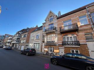 Charmante en authentieke rijwoning, deels te renoveren, gelegen vlak in het centrum van Knokke-Heist op enkele passen van het strand en het station. Momenteel is de woning ingedeeld in 4 verhuurde appartementen.