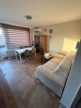 Mooi ruim een slaapkamer dakappartement in Deurne noord aan de Bosuil . Met airco’s zowel in woonkamer als slaapkamer. EPC D dus geen...