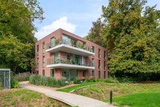 Dit appartement is gelegen in het "Smissepark" en is gelegen achteraan het gebouw op de 1ste verdieping. Bestaande uit: inkomhal, apart gastentoilet, aparte berging/wasplaats, aangename leefruimte op parket en dit in combinatie met vloerverwarming/vloerkoeling, open keuken met kookeiland en voorzien van alle toestellen. Vanuit de leefruimte heeft met toegang tot het terras waar het zalig vertroeven is in een aangename groen en rustige omgeving, het terras is ca 25m2 groot en is overdekt. De nachthal geeft toegang tot de 2 slaapkamers waarvan 1 met ingemaakte kasten,  badkamer met dubbele lavabo en inloopdouche. Ondergrondse (zeer ruime) ondergrondse autostaanplaats en kelderberging apart bij te kopen voor 30 000 euro. Extra's: verwarming en koeling met warmtepomp