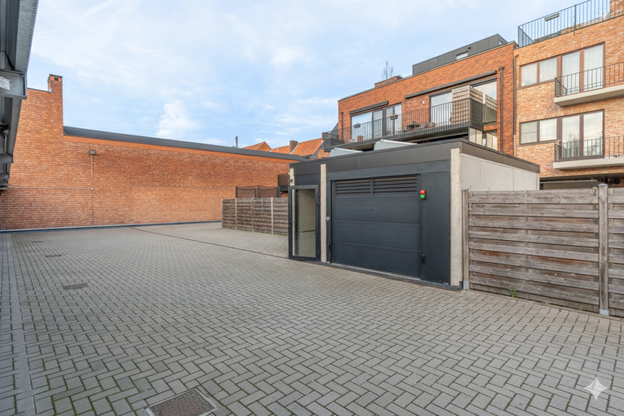 Zeer gunstig gelegen ondergrondse autostaanplaatsen te koop! - foto 5