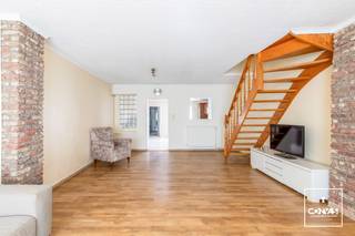Deze <strong>op te frissen woning</strong> ligt in een rustige buurt, maar toch slechts op een steenworp van alles wat de stad te bieden heeft. Winkels en openbaar vervoer liggen op wandelafstand, en dankzij de <strong>vlotte verbinding</strong> naar de belangrijkste invalswegen sta je in geen tijd op de autostrade. Daarnaast kan je van het stadsleven ontsnappen in het natuurreservaat <strong>Bourgoyen-Ossemeersen</strong>.<br /><br />Je komt binnen in een <strong>ruime leefruimte</strong> die doorloopt naar de keuken met ontbijthoek. Via de keuken is er toegang tot de stadskoer en de <strong>vernieuwde badkamer</strong> met wasplaats. Op de eerste verdieping bevinden zich twee slaapkamers en een derde kleinere kamer die kan dienst doen als <strong>bureau of dressing</strong>. Via de vaste trap is er toegang tot het <strong>zolderverdiep</strong> die is afgewerkt tot één ruime slaapkamer met bergzolder.<br /><br />Voor meer informatie en een bezoek, neem contact op met Theo: theo@convas.be