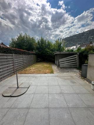 Deze ruime woning van ca. 170 m² is rustig gelegen op wandelafstand van een supermarkt, openbaar vervoer en diverse winkels. Ook het centrum en de E40 zijn vlot bereikbaar.Op het gelijkvloers beschikt de woning over een inkomhal met vestiaire, een ruime keuken met eetplaats, een aangename woonkamer, een afzonderlijk toilet met lavabo, een praktische berging en een automatische garage. De woonkamer geniet van een aangenaam zicht op de stadstuin, waardoor er veel natuurlijk daglicht binnenvalt. Op de eerste verdieping bevinden zich twee slaapkamers en een badkamer. De ruime zolderverdieping biedt nog een extra grote kamer, die ideaal kan worden ingericht als derde slaapkamer, hobbyruimte of polyvalente ruimte. Voor extra comfort beschikt de woning over twee airco-units.Achteraan bevindt zich een aangename stadstuin met een mooi terras, ideaal om in alle rust van de buitenruimte te genieten.Verder is er een grote oprit met plaats voor 2 wagens.De woning wordt momenteel nog licht opgefrist. De geplande werken worden eerstdaags uitgevoerd.De woning is beschikbaar vanaf 01/10 en wordt verhuurd aan € 1.200 per maand.