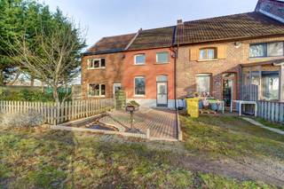 <p>Interesse? Plan dan zelf je bezoek in via onze digitale kalender. Vragen? Neem gerust contact op met Sofie Stalmans via sofie.stalmans@copandi.be of via +32 484 74 47 00.</p><p>Deze te renoveren rijwoning biedt tal van mogelijkheden voor wie op zoek is naar een compacte woning die volledig naar eigen smaak kan worden ingericht. Gelegen nabij het centrum van Berlaar, combineert deze woning een vlotte bereikbaarheid met een rustige ligging tussen het groen.</p><p>De woning beschikt over <strong>drie slaapkamers</strong>, een <strong>open keuken</strong> met aansluitende leefruimte en een <strong>garage</strong>, wat een absolute meerwaarde is in deze omgeving. Indien men de garage afbreekt kan de woning over een tuintje beschikken. Dankzij de praktische indeling biedt de woning heel wat potentieel voor renovatie en modernisering.</p><p>De groene omgeving zorgt voor een aangename woonbeleving, terwijl winkels, scholen en openbaar vervoer zich op korte afstand bevinden. Ideaal voor gezinnen, starters of investeerders die op zoek zijn naar een woning met karakter en mogelijkheden.<br /><br />✅ Rustige ligging nabij centrum Berlaar<br />✅ 3 slaapkamers<br />✅ Garage of mogelijkheid tot tuintje<br />✅ Groene omgeving, vlot bereikbaar</p>