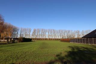Ideaal voor dier- en natuurliefhebbers! Alsook bewoners met een voorkeur voor een rustige en warme omgeving.Deze prachtig gelegen grond op maar...
