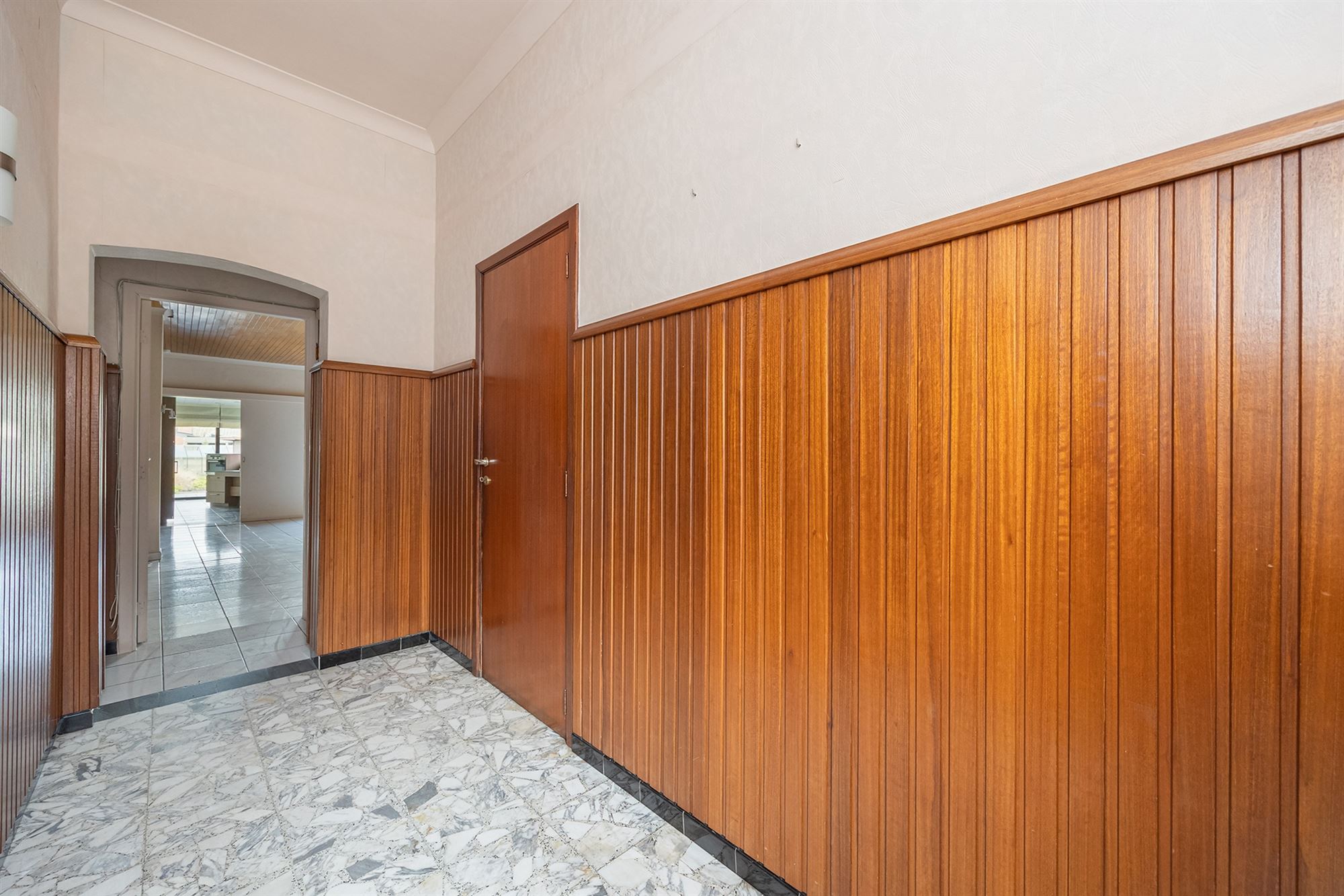 Gezinswoning met drie slaapkamers, garage en tuin - foto 2