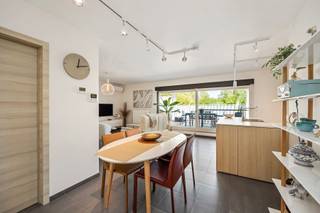 In een kleinschalig gebouw in het centrum van Ranst bevindt zich dit energiezuinige appartement met twee slaapkamers en lift.
We betreden het appartement via de inkomhal, die toegang biedt tot alle ruimtes. De leefruimte is ruim en lichtrijk en vormt één open geheel met de volledig uitgeruste keuken (2021), praktisch ingericht en voorzien van alle comfort: koelkast, dampkap, inductiekookplaat, vaatwasser en combi-oven.
Via de leefruimte bereiken we het ruime terras (32m2), uitgerust met een kwalitatieve, op afstand bedienbare zonnewering. Dit zorgt voor een aangename lichtinval, optimaal comfort en extra privacy.
Verder is er een handige berging met ingemaakte kasten en aansluitingen voor wasmachine en droogkast. Aan de voorzijde van het appartement bevinden zich twee volwaardige slaapkamers. De badkamer is uitgerust met een inloopdouche, een enkel wastafelmeubel en een hangtoilet.
Aan de achterzijde van het perceel bevindt zich een ruime dubbele garagebox van circa 90 m², uitgerust met twee sectionale poorten. De garage biedt plaats aan maximaal vijf wagens en dient verplicht mee aangekocht te worden voor € 50.000.