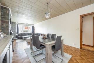 Op te frissen 2-slpk- appartement op de derde verdieping van een kleinschalig residentieel gebouw van 4 units. Het gebouw is gelegen in de...