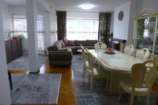 2100 Deurne: Bisschoppenhoflaan Indeling: Hal (12m²)op tegelvloerwoonkamer op laminaat (40m²)Keuken met toestellen (14m²)Slaapkamers: (17m² -...