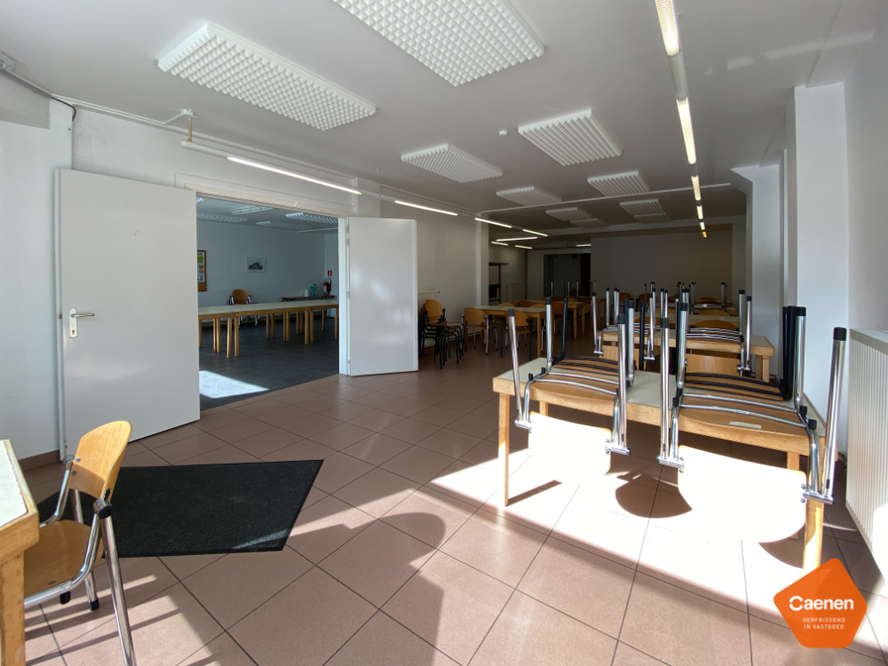 Zeer ruim, lichtrijk handelspand te koop op commerciële locatie! - foto 3