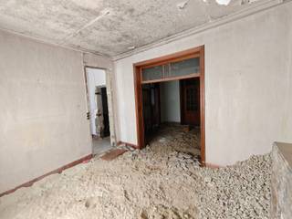 Projectpand met uitzonderlijk potentieel nabij centrum Geraardsbergen<br /><br />Op een centrale ligging, op wandelafstand van winkels, scholen, openbaar vervoer en het centrum van Geraardsbergen, bevindt zich dit ruime pand met tal van ontwikkelingsmogelijkheden.<br /><br />De woning beschikt momenteel over maar liefst 8 slaapkamers en een grote zolderverdieping die verder kan worden ingericht. Het gebouw bevindt zich echter in volledig te renoveren staat en dient beschouwd te worden als een totaalrenovatieproject of mogelijke projectgrond, afhankelijk van uw plannen en de geldende stedenbouwkundige voorschriften.<br /><br />Dankzij het royale volume en de centrale ligging vormt dit pand een interessante opportuniteit voor investeerders, projectontwikkelaars of handige Harry's die op zoek zijn naar een vastgoedproject met meerwaarde. Bovendien is de naastgelegen woning eveneens te koop, waardoor een groter ontwikkelingsproject mogelijk wordt.<br /><br />Het pand beschikt over een ongunstig EPC en de elektrische installatie is niet conform de huidige regelgeving. Een grondige renovatie of eventuele herontwikkeling dringt zich dan ook op.<br /><br />Bent u op zoek naar een eigendom met uitzonderlijk potentieel op een strategische locatie in Geraardsbergen? Dan is dit een unieke kans om uw vastgoedproject te realiseren.<br /><br />contacteer Matthias voor verdere informatie 0478 32 77 70