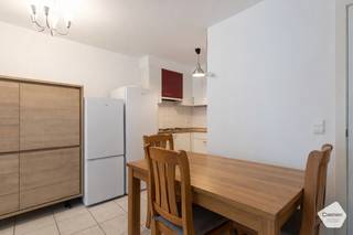 Vlakbij de bruisende winkelstraat en de Zeedijk van Nieuwpoort-Bad ligt de toonaangevende residentie Apollo.<br />Op de vierde verdieping vinden we dit <strong>instapklare</strong> appartement terug.<br /><br />De indeling is als volgt:
<ul>
	<li>Inkomhal;</li>
	<li>Ruime slaaphoek;</li>
	<li>Gezellige leefruimte met schuifraam naar het terras;</li>
	<li><strong>Zuid-gericht terras,</strong> uitgevend op het rustige binnenplein;</li>
	<li>Aparte slaapkamer met dubbel bed en handige kleerkasten;</li>
	<li>Open, volledig ingerichte keuken;</li>
	<li>Apart toilet;</li>
	<li>Badkamer met wastafel en douche;</li>
</ul>
<br />Extra troeven:
<ul>
	<li><strong>Nieuwe boiler</strong>;</li>
	<li>Zuidgericht;</li>
</ul>
Het appartement is momenteel verhuurd op jaarbasis en is beschikbaar vanaf 01/02/2026.<br /><br />Benieuwd? Aarzel niet om ons te contacteren voor een bezoek ter plaatse.