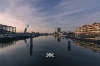 Dit hoekappartement van 108m² beschikt over een lichtrijke eet- en leefruimte met hoge plafonds en rechtstreekse toegang tot het terras van 30m² met uitzicht op het water. De inkomhal biedt plaats voor een vestiairekast en toegang tot het gastentoilet, de badkamer en berging. De leefruimte is voorzien van een open keuken met kookeiland en grote raampartijen naar het terras. Dit appartement beschikt over twee ruime slaapkamers, waarvan één met toegang tot het terras.<br /><br />Met +7.700 m² nieuw parkgebied biedt O’Vert een thuis voor jong en oud met een gevarieerd aanbod van appartementen.<br /><br />Dankzij de nieuwe Verapazbrug werd de stadsring R40 verlegd via de Afrikalaan. Dok Noord kreeg hierdoor een autoluwe kade met éénrichtingsverkeer, een tram en heel veel bijkomend groen. <br /><br />O'Vert krijgt een aansluiting op het Gentse warmtenet, fotovoltaïsche panelen en geavanceerde ventilatiesystemen. Ondergrondse parkeervoorzieningen bieden een droge en veilige toegang tot uw nieuwe thuis temidden het groen. De combinatie van een topligging, hoogwaardige architectuur en duurzame technieken maakt O'Vert bijzonder aantrekkelijk voor zowel eigenaars-bewoners als investeerders.<br /><br />Verlaagd BTW-tarief van 6% mogelijk op de volledige constructiewaarde.<br /><br />Het volledige aanbod van O'Vert vind je enkel bij Landbergh in het kantoor in Gent, steeds welkom voor een persoonlijke, vrijblijvende afspraak via jef@landbergh.be of 09 225 25 24.