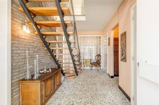 <p><span><strong>HALFOPEN WONING MET 5 SLAAPKAMERS, GARAGE EN TUIN OP TOPLIGGING IN TIELT</strong></span><br /><span>Deze halfopen woning werd met oog voor detail en mogelijkheden gebouwd in 1964. De woning beschikt over 5 slaapkamers waarvan 1 op het gelijkvloers, een prachtige tuin met terras en een afzonderlijke garage. De woning is gelegen langs de Holdestraat, vlakbij bakker, slager, winkels, scholen en openbaar vervoer, doch rustige ligging. </span></p><p><br /><span><strong>INDELING: </strong></span><br /><span>We komen binnen in de inkomhal met gastentoilet en toegang tot bergruimte, de eerste slaapkamer en leefruimte. De leefruimte biedt voldoende plaats voor een ruime zithoek en eetplaats. Naast de eetplaats is er een kastenwand die gemakkelijk eruit kan genomen worden om een open keuken te maken. Achterliggend bevindt zich de badkamer. Op het eerste verdiep is er een overloop met toegang tot maar liefst 4 volwaardige slaapkamers en een gastentoilet. Naast de huidige trap kan men ook gemakkelijk een trap naar de zolder voorzien waar momenteel 2 bergruimten zijn voorzien. De zolder geniet volle hoogte en kan zo later nog naar eigen believen worden ingericht. </span><br /><span>De woning geniet een prachtige zuidwest georiënteerde tuin en terras waar men volledig tot rust kan komen. Tot slot is er een oprijlaan met aparte garage voorzien. </span></p><p><br /><span><strong>TROEVEN: </strong></span><br /><span>-    TOPLIGGING</span><br /><span>-    5 SLAAPKAMERS</span><br /><span>-    MOGELIJKHEID TOT OPEN KEUKEN</span><br /><span>-    ZONGERICHTE TUIN</span><br /><span>-    GARAGE</span></p>