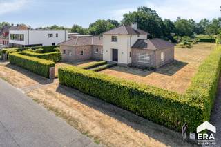MOL-WEZEL: Prachtig landhuis met openluchtzwembad op ca. 75are.<br /><br />Bijzonderheden:
<ul><li>Ruime lichtrijke living</li><li>Keuken voorzien van alle inbouwapparatuur met ontbijthoek</li><li>Masterbedroom annex badkamer op begane grond</li><li>2 slaapkamers en badkamer op verdieping</li><li>Inpandige garage met vaste trap naar zolder</li><li>Volledig voorzien van kruipkelder</li><li>Vloerverwarming</li><li>Zuidelijk georiënteerde tuin met groot (deels overdekt) terras en openluchtzwembad</li><li>Schuur/ bergruimte met technische installatie zwembad</li><li>Extra weiland, interessant voor paardenliefhebbers</li></ul>