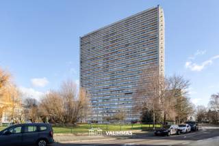VALIMMAS verkoopt dit welgelegen en gerenoveerd appartement met ruim terras en kelder.    

Het appartement bevindt zich op de 4de verdieping (met lift), en omvat oa. een inkomhal met ingebouwde vestiairekasten, een toilet, een lichtrijke living met sierhaard, een open ingerichte keuken met toegang tot het terras, twee slaapkamers en een comfortabele badkamer met ligbad. Er is tevens een kelder inbegrepen.    
Mooi open zicht vanaf het terras.    

Het appartement is uitgerust met alle hedendaags comfort en een sfeervolle decoratie. In zeer goede staat van onderhoud en direct instapklaar!  PVC ramen vernieuwd in 2019.    

Gelegen aan de rand van het Brussels Gewest, in de omgeving van de Heyzel, het Dielegempark en het UZ Brussel te Jette.  Op wandelafstand van openbaar vervoer (oa. Tram en bushaltes).    