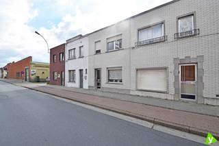 Deze garage bevindt zich in de Burg. Lionel Pussemierstraat en is makkelijk toegankelijk.Dankzij de aparte inrijstrook en de meerdere garages op de...