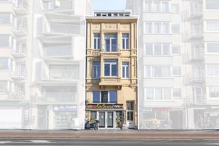 <span><span>Bijzonder royaal pand in hartje Oostende, op 580 meter van het strand en de Noordzee.<br />Gericht naar het zuiden, aan het kruispunt Petit Paris, waar alle toegangswegen samen komen. Een centraal plein welke thans in volle renovatie is.<br /><br />Aan de Torhoutsesteenweg 84 ligt dit indrukwekkend herenhuis welke historie, ruimte en veelzijdigheid op unieke wijze combineert. Het betreft een royale stadwoning nabij zee met meerdere verdiepingen, een dakterras en een zelfstandig restaurant op het gelijkvloers en dit alles gelegen op de absolute toplocatie van Oostende. Dankzij de bijzondere indeling biedt dit object talloze mogelijkheden: van een zeer ruime gezinswoning of dubbele woning, van verhuur tot de perfecte combinatie van wonen en werken.<br /><br />Bij binnenkomst ervaar je direct de karaktervolle uitstraling. Authentieke details geven het pand een charmante en sfeervolle ambiance. Het handelsgelijkvloers heeft een eigen entree – ideaal voor een praktijk, kantoor of atelier aan huis.<br /><br />De verdiepingen zijn ingericht als zelfstandige woonlagen, elk voorzien van een woonkamer, keuken, badkamer, wc en slaapkamer.  Het 3° appartement is een duplex met 4 slaapkamers, plus een balkon voorzijde en terras achteraan.  Die 3 appartementen zijn vergund/verhuurd en er is nog een studio-/opslagruimte aanwezig.<br /><br /><u>Troeven:</u><br /><strong>·</strong> Exclusief neoclossicistisch Herenhuis, erkend als meergezinswoning;<br /><strong>·</strong> <strong>Gericht op het zonnige zuiden, vlakbij winkels en op wandelafstand strand</strong>;<br /><strong>· </strong>Overzijde en plein volop in renovatie, wordt een plek waar verfijning samenkomt;<br /><strong>·</strong> <strong>E.P.C.’s : B &amp; C &amp; C &amp; D</strong>;<br /><strong>·</strong> Huuropbrengst : € 3.845,10 per maand (exclusief studio ruimte);<br /><strong>·</strong> Dak vernieuwd en gevel gerenoveerd (2024);<br /><strong>· Hier een exquise sfeer, mix van historische charme en hedendaags comfort.</strong><br /><br />Wenst u meer informatie of zou u graag een bezichtiging inplannen? Bel Diksimmo op het nummer 051 50 11 51 of mail naar diksmuide@diksimmo.be.</span></span>